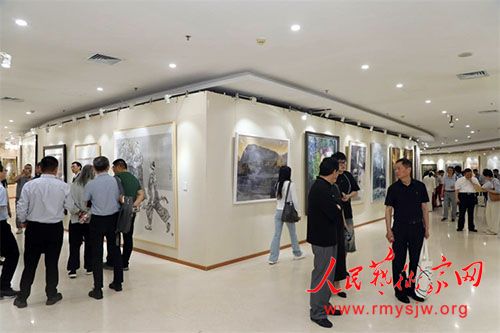 �����촬�̡����������ɹ�չ���ھ���Ļ