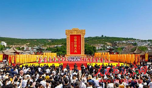 �������˴����־������Ů�л���������ʻ���ᵳ����ǡ���ϯ�����䲩ʿ����ǰ��